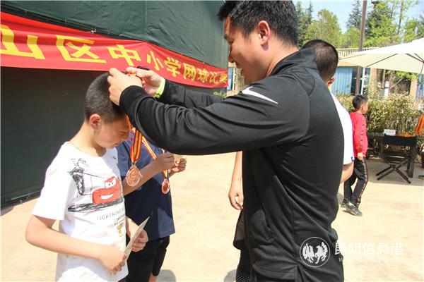 图二 评委老师为获奖选手颁奖