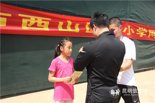 图三 书林一小赵珊上台领奖