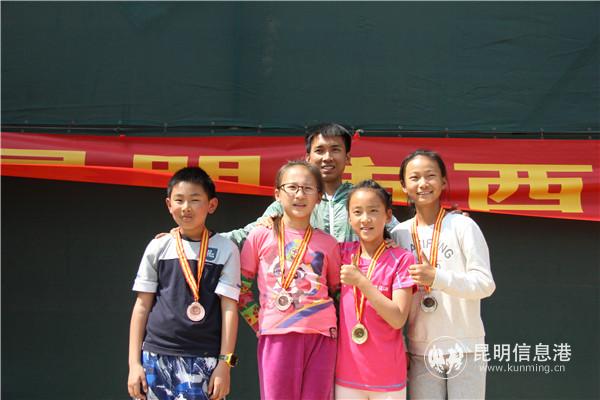 图四 向籽名老师与获奖选手们合影