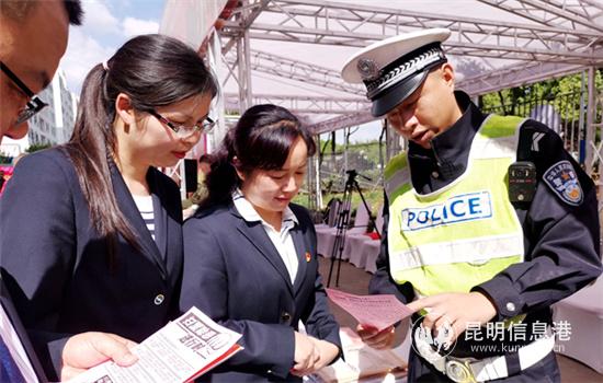 现场发放扫黑除恶宣传资料2_副本