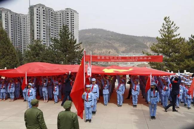 清明节,师生们这样致敬英雄!