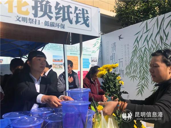 市民在领取水桶和毛巾。记者马文焘摄