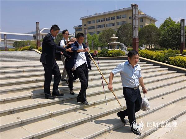 昆明市殡仪馆工作人员陪伴盲人扫墓。供图