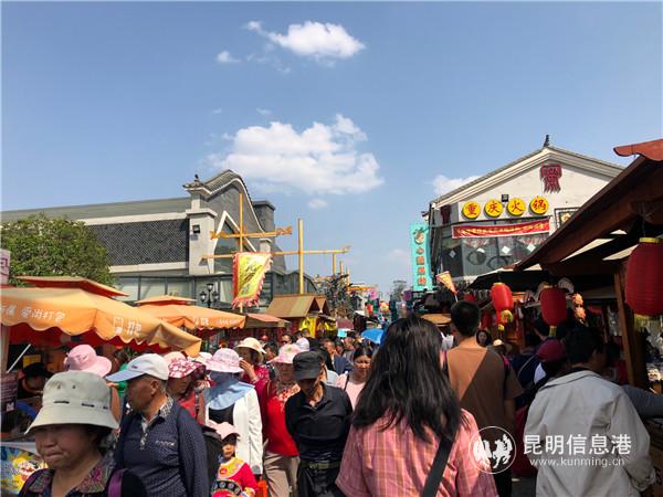 茶马花街美食众多，游人如织。