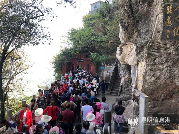 等待登上龙门的群众排起长队。