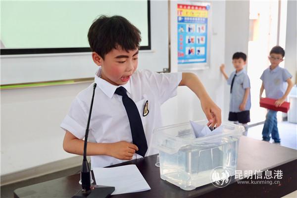 获奖选手在颁奖典礼进行才艺展示