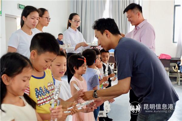 嘉宾为获奖选手颁奖