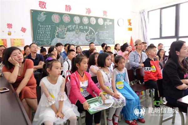 认真观看比赛的选手们