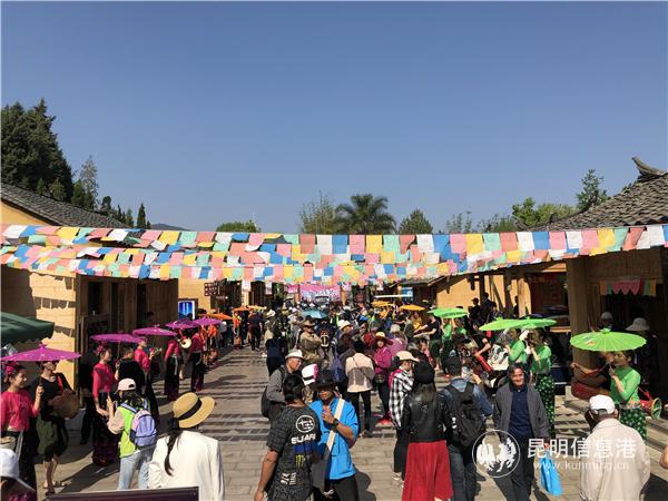 云南民族村游人如织 云南民族村游人如织