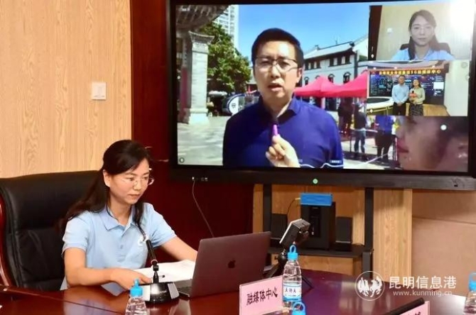 融媒体中心负责人通过5G网络与前端活动现场和第三方合作媒体进行现场连线。.webp