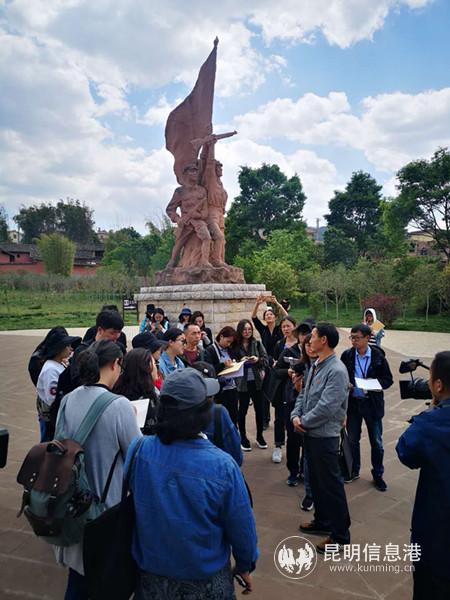 采访团记者集中采访丹桂村负责人 采访团记者集中采访丹桂村负责人