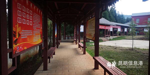 倘甸镇碑庄村村委会大院的党建宣传长廊 倘甸镇碑庄村村委会大院的党建宣传长廊