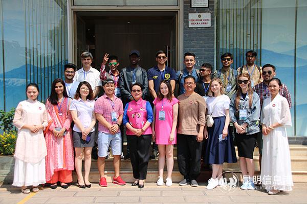 2 外国友人与云南康乐茶文化城、大益茶馆工作人员合影留恋。记者甘凌菲摄