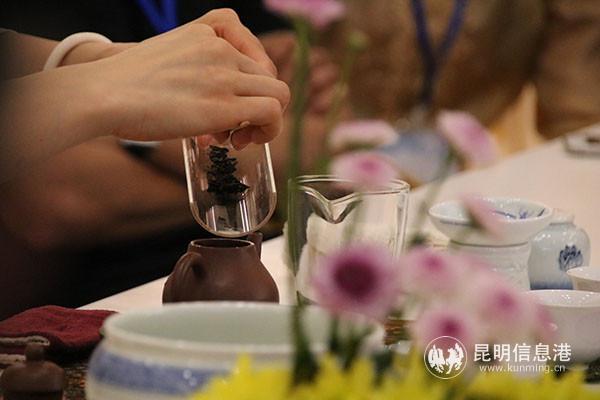 3 茶艺师正在用茶则取茶。记者甘凌菲摄