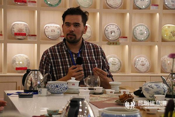 5 塔吉克斯坦人刘卡莫分享品茗感受。记者甘凌菲摄