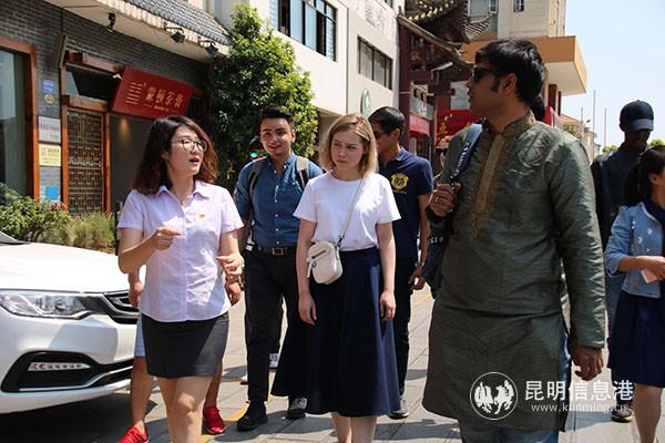 10 云南康乐茶文化城党支部书记兼办公室主任王文娜为外国友人们介绍茶城的基本概况。记者甘凌菲摄