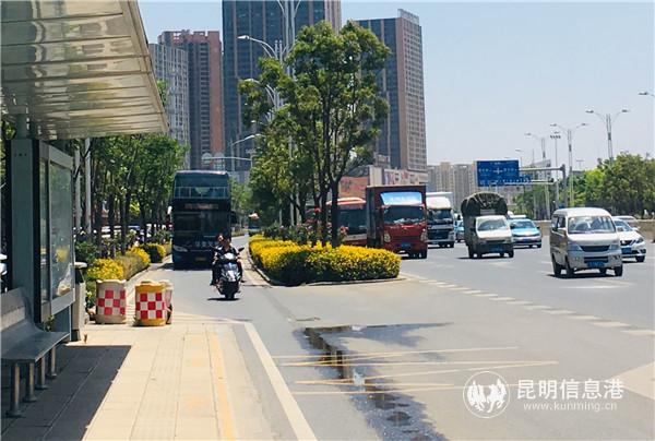 公交车从辅道行驶进站