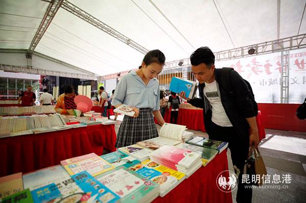 市民踊跃挑选书籍。