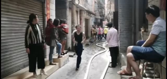 昆明市区一住宅楼起火 消防及时扑灭无人员伤亡