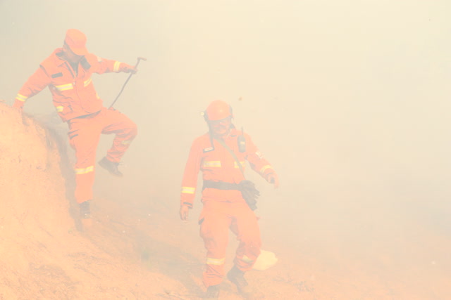 大理巍山山火频发,森林消防一天一夜辗转两个火场扑救 (2)