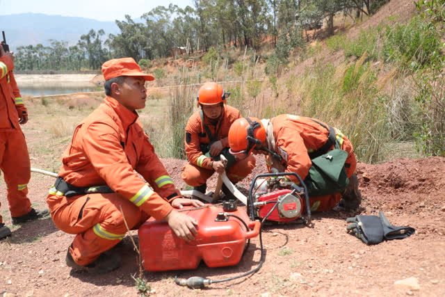 大理巍山山火频发,森林消防一天一夜辗转两个火场扑救 (8)