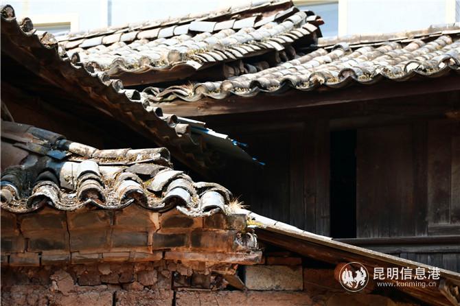 村里少有的瓦房。