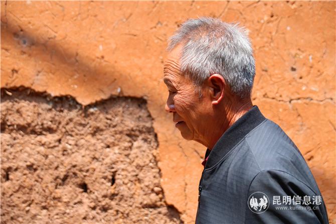 石正华走过村道，感慨变迁。