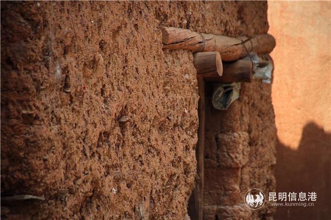 过去村里的土基房。
