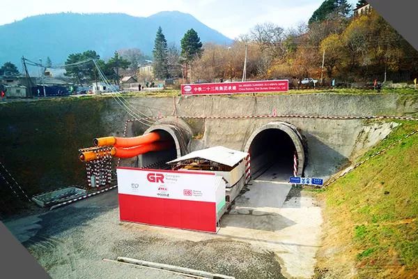 “一带一路”上的青春“建证”：铁轨上的“中国名片”