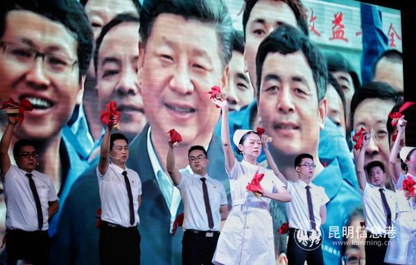 快板说唱拉开演出序幕。都市时报 记者康平摄