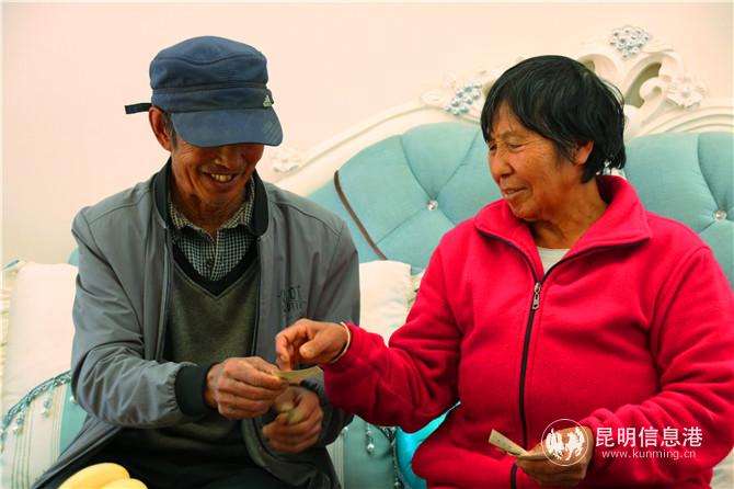 杨光明和妻子一起在看照片。记者甘凌菲 摄