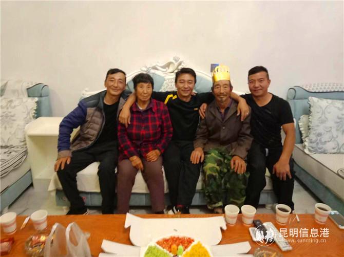 杨光明69岁生日时，家人给他举行了一个小型的庆祝仪式。供图