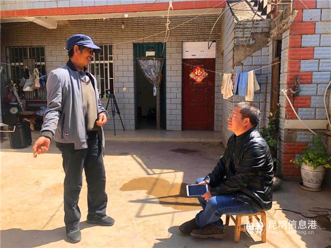 杨光明（左）在自家院子里与昆港记者热情交流。记者甘凌菲 摄