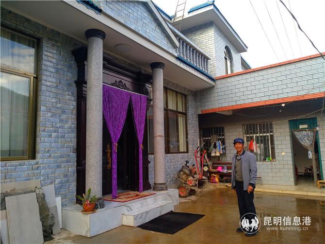 杨光明站在自家的院子里。记者江枫 摄