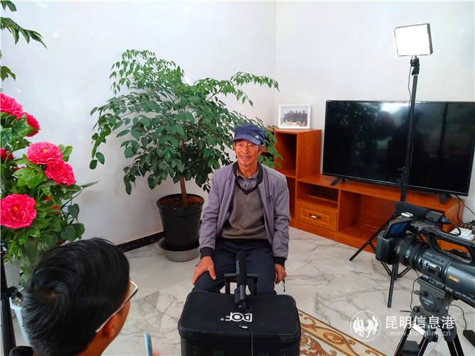 杨光明在自家的小洋楼客厅里接受采访。记者江枫 摄