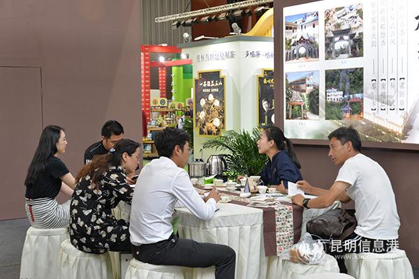 喝茶品茶的市民 喝茶品茶的市民