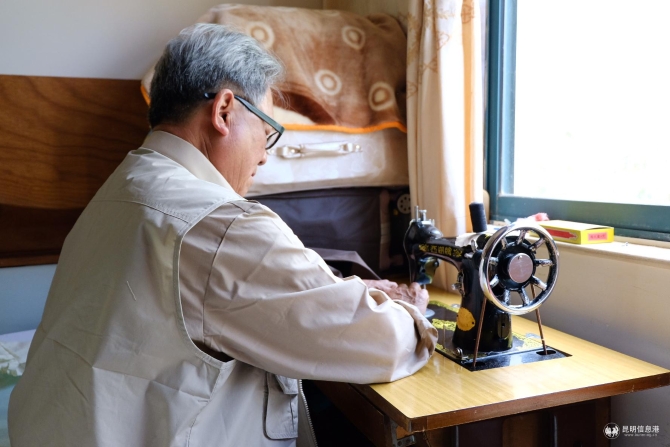 1974年花“巨款”买的缝纫机保存到了今天并且还能使用。记者曹月  摄