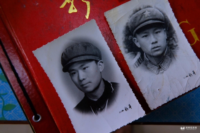 钟远财当兵时期的照片。记者曹月 摄