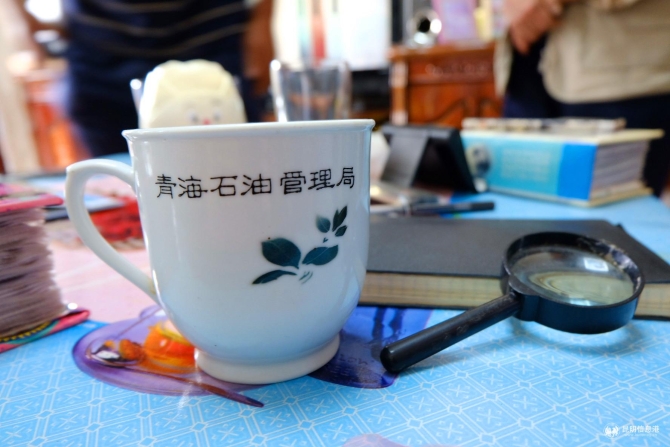 青海石油管理局发的茶杯钟远财至今都还在使用。记者曹月 摄
