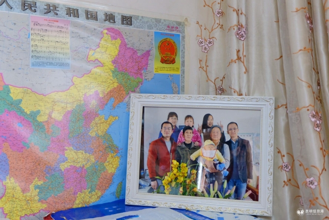 柜子上摆放着钟远财一家的全家福。记者曹月 摄