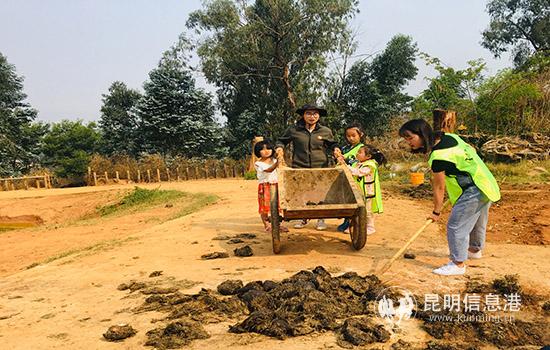 小小饲养员打扫犀牛馆。