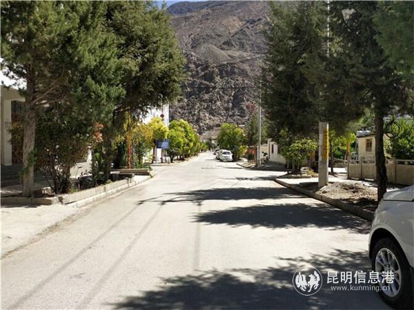 1.奔子栏街道环境。记者刁凤云 摄