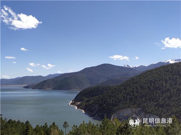 在香德公路观景台远眺纳帕海。记者刁凤云摄