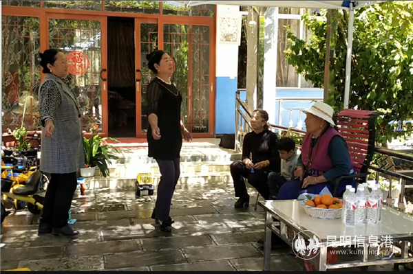 徐桂莲教村民跳锅庄舞。记者刁凤云 摄