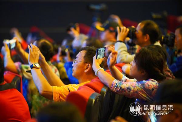 百名摄影师共同见证大赛启动 百名摄影师共同见证大赛启动