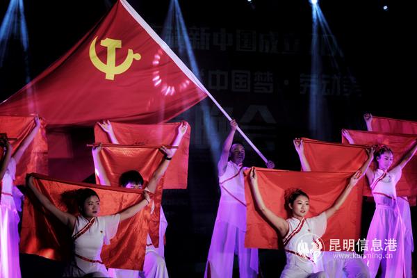 文艺晚会现场。都市时报 记者康平摄