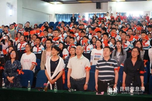 在雄壮的国歌、嘹亮的团歌声中，活动拉开了序幕。