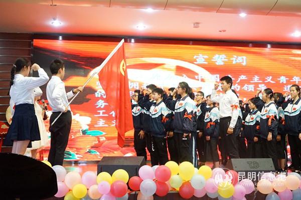 老团员为新团员佩带团徽，重温入团誓词