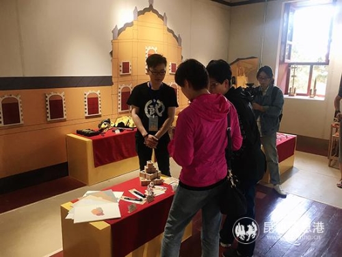 工作人员向游客介绍文创作品 工作人员向游客介绍文创作品