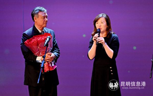 昆明剧院总经理胡明霞讲话，左为达式常。